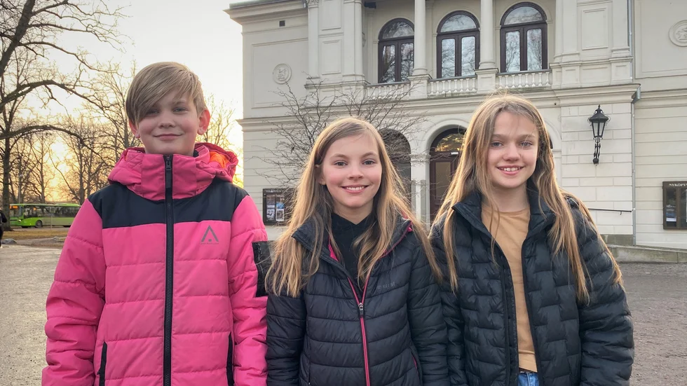 Klasskompisarna Arvid Norrhäll och Tove Wiklander från Långbergsskolan med vännen Klara Ekstrand från Herrhagsskolan. Tillsammans har de startat en demonstration för att bevara skolavslutningen på Vallarna.
