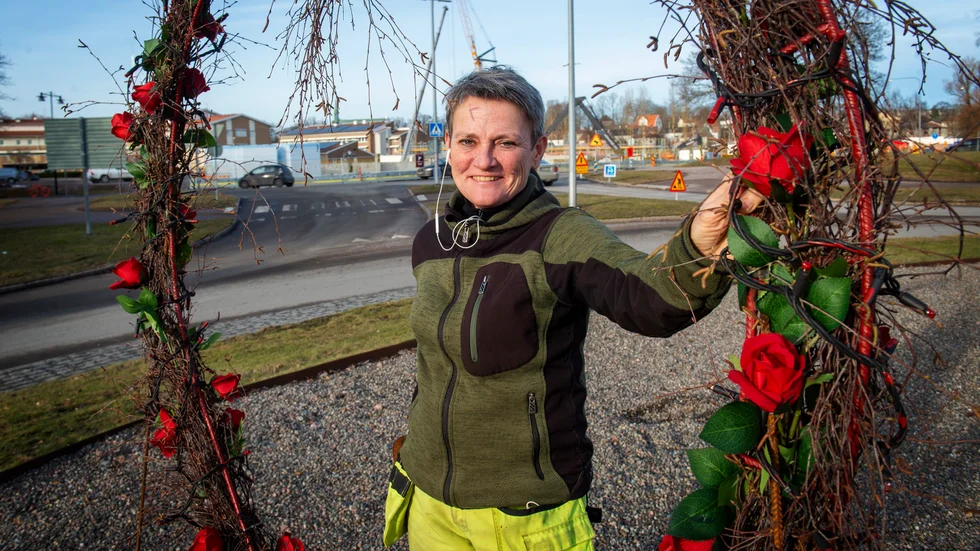 Cajsa Linde dekorerar staden med hjärtan på eget bevåg men mestadels inom ramarna för sitt jobb på kommunens parklag. Här i rondellen på Hamnvägen.