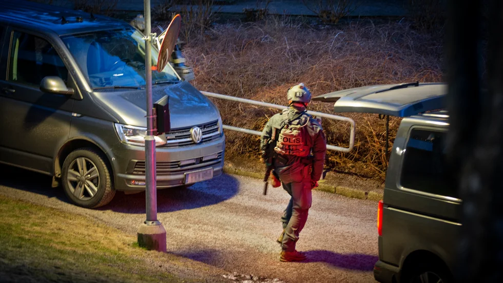 Tungt beväpnad polis var på torsdagen på plats i Ättetorp i Åby.