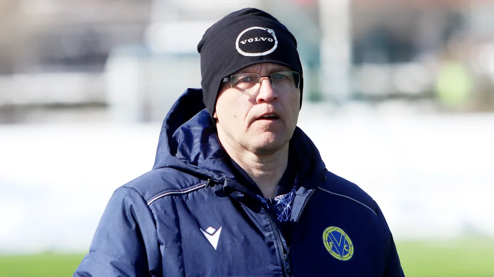 Fredrik Jansson har bestämt sig och skrev på för ytterligare ett år som huvudtränare i Värmbols FC. Hans första hela säsong slutade med en fjärdeplats i division 3.