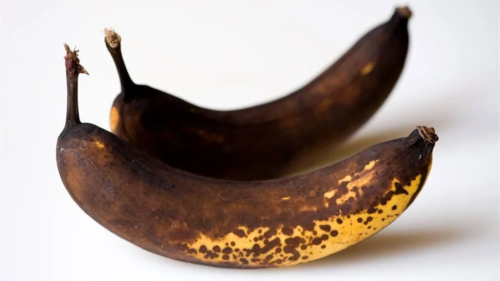 Bananer från fem distributörer innehöll bekämpningsmedel mot svamp och insekter. Bara de ekologiskt odlade bananerna var fria från gifter.