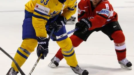VM-värvning. Österrikes Roland Kaspitz, här i kamp med Jakob Silfverberg under VM 2011, ska spela för Asplöven kommande säsong.