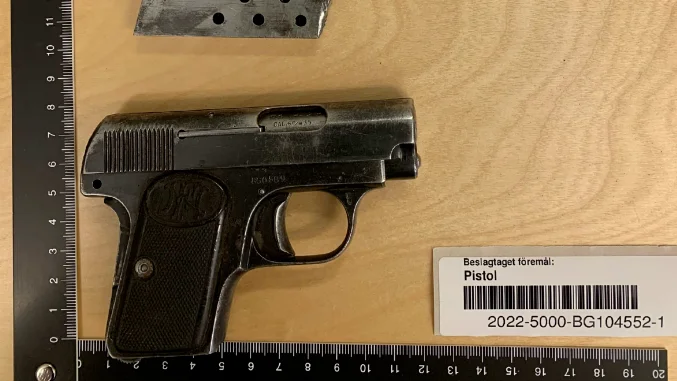 Den pistol som hittades vid en husrannsakan i den lägenhet där delar av det rån utfördes, som mannen åtalades för häromdagen.