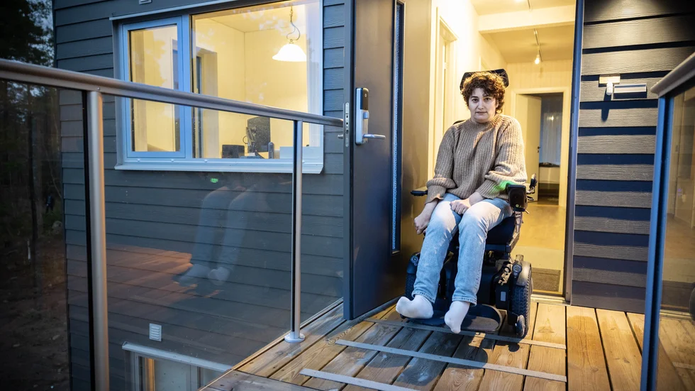 Maral Galvani flyttade till Walloxen i Knivsta i augusti. Behovet av färdtjänst är större på vintern. "Utan färdtjänstbuss kan jag sällan ta mig ut med elrullstol", säger hon.