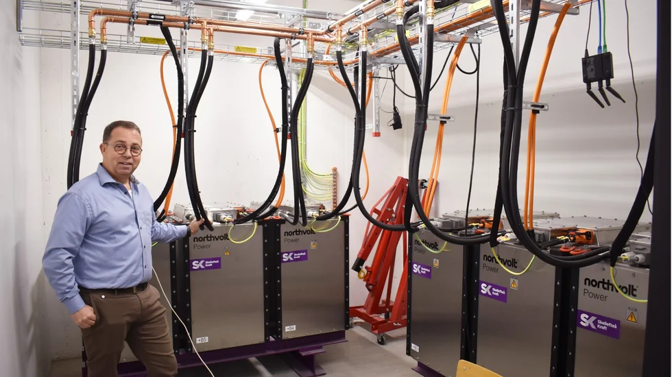 Kulturhuset kan lagra energi i de sex stora batterierna från Northvolt. Patrik Sundberg, affärsenhetschef på Skellefteå kraft, förklarar hur de används.