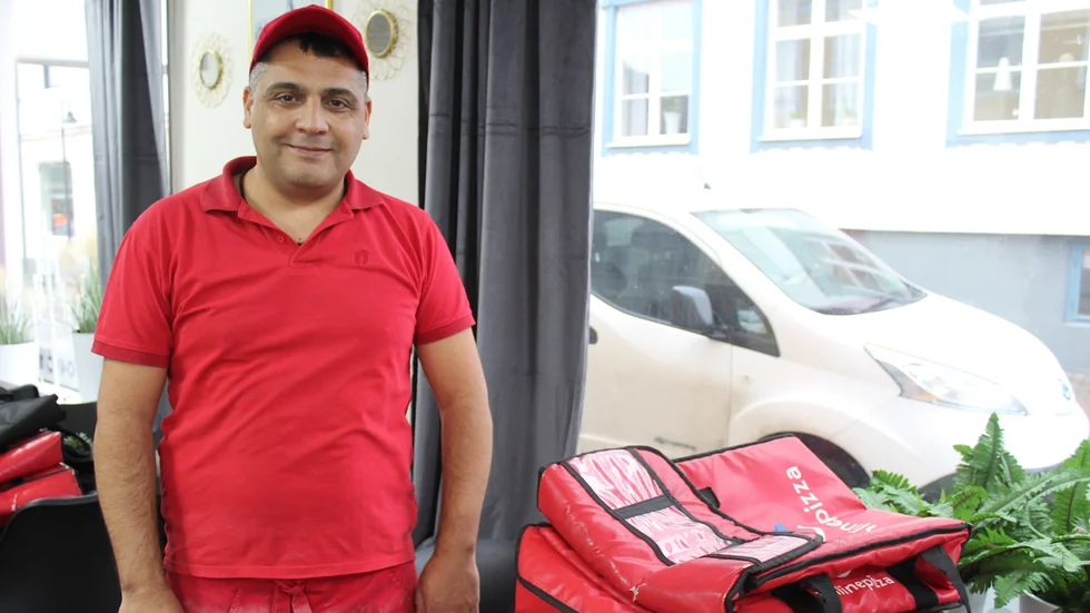 Pizzera Victorias ägare Öscan Tas kommer baka uppemot 200 pizzor på nyårsdagen. Det kommer hans tre bagarkollegor också. De har förberett sig på uppemot 800 beställningar. 