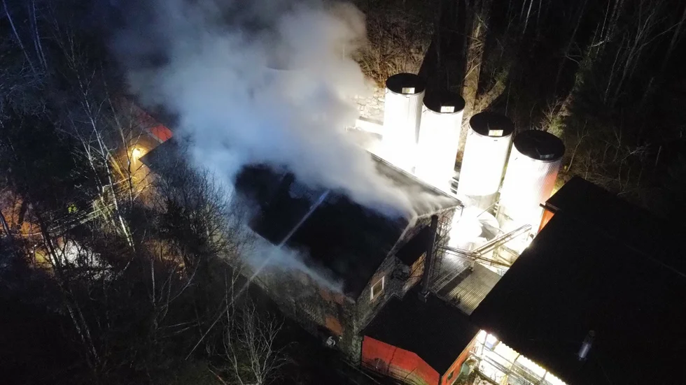 Sent på nyårsdagen larmades SOS om en brand i en industrifastighet utanför Åby. När räddningstjänsten anlände slog det ut lågor genom taket på byggnaden.