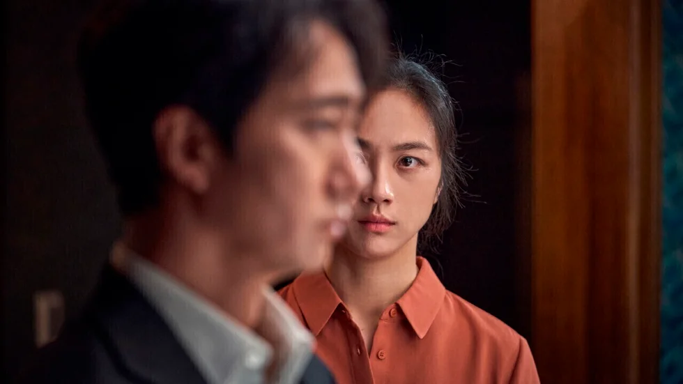 Relationen mellan polisen Hae-Jun (Park Hae-Il) och änkan Seo-Rae (Tang Wei) är temat i "Decision to leave". Pressbild.