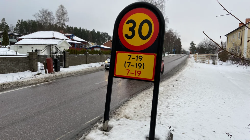 En bilist som åkte dit för fortkörning i Hällberga slipper betala boten då det visat sig att 30-skyltarna står på fel plats i förhållande till de lokala trafikföreskrifterna.
