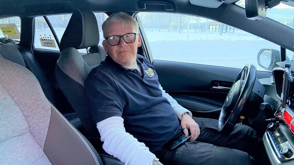 Taxichauffören Billy Helin, Sverige taxi, ska jobba på nyår och räknar med att det som vanligt blir en intensiv kväll och risk för långa väntetider. Han tipsar om att använda sig av appen för att i alla fall slippa sitta i en telefonkö i samband med taxibeställningen.