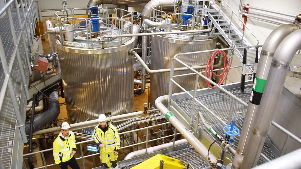 Enhetchef Robert Vårstig och processingenjör Rickard Pettersson i Tuvans biogasverk. I bakgrunden de två stora tankar där man dödar bakterier. De rymmer 24 kubikmeter per styck och det används sex sådana omgångar per dygn.