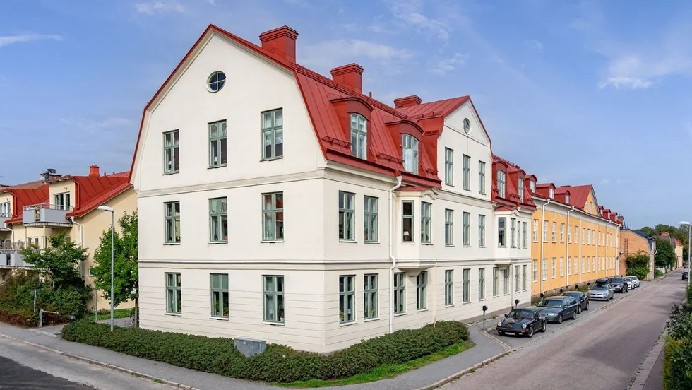 En lägenhet på Jumkilsgatan toppade Hemnet i Uppsala län under vecka 2, och ligger vägg i vägg med den gamla kappfabriken Kapplasses (gula byggnaden).