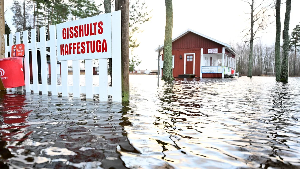 Ett stugområde i Gisshult utanför Nässjö är en av platserna som drabbats av de höga vattennivåerna som råder på flera platser i södra Sverige.