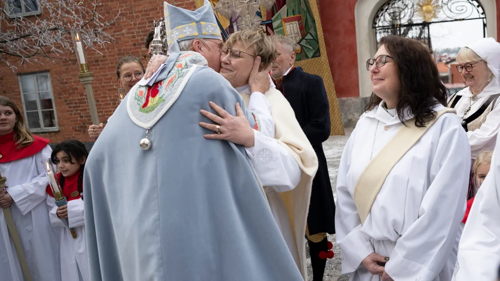 Statsministerns hustru Birgitta Ed får en kram av biskop Johan Dalman efter söndagens prästvigning i Strängnäs domkyrka.