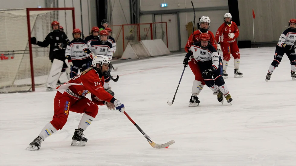 Sofia Eriksson vänder om mot motståndarmålet i hopp om att försöka göra mål men i den här matchen i Recoverhallen var det inget av lagen som lyckades sätta bollen i nät.