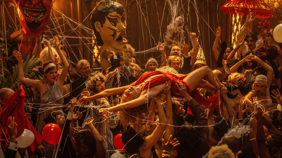 "La la land"-regissören Damien Chazelle är tillbaka med en ny kärleksförklaring till filmens förtrollande värld. "Babylon" bjuder på fantastisk underhållning i 1920-talets Hollywood.