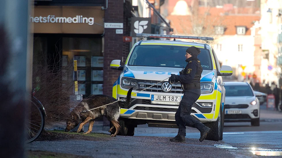 Fyra målade polisbilar och några civila polisbilar stod parkerade längs Bagaregatan vid korsningen till Västra Kvarngatan.