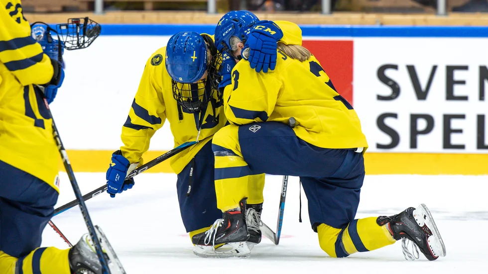 Sveriges Jenna Raunio och Mira Jungåker deppar efter Sveriges storförlust i JVM-finalen mot Kanada.