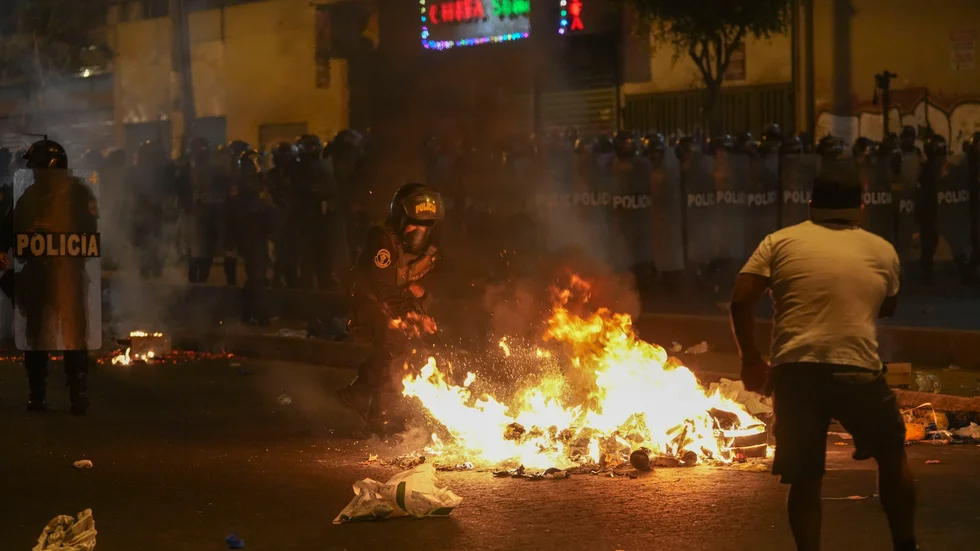 Protesterna mot president Dina Boluarte i Peru fortsätter, här i huvudstaden Lima, till förmån för hennes företrädare, den avsatte presidenten Pedro Castillo.