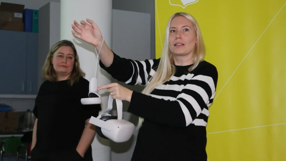 Linda Nyström, it-administratör, visade hur glasögonen och handkontrollerna fungerar.