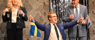 Bred östgötska och starka sångröster – väloljat replikmaskineri och bra tempo i Linköpingsrevyn