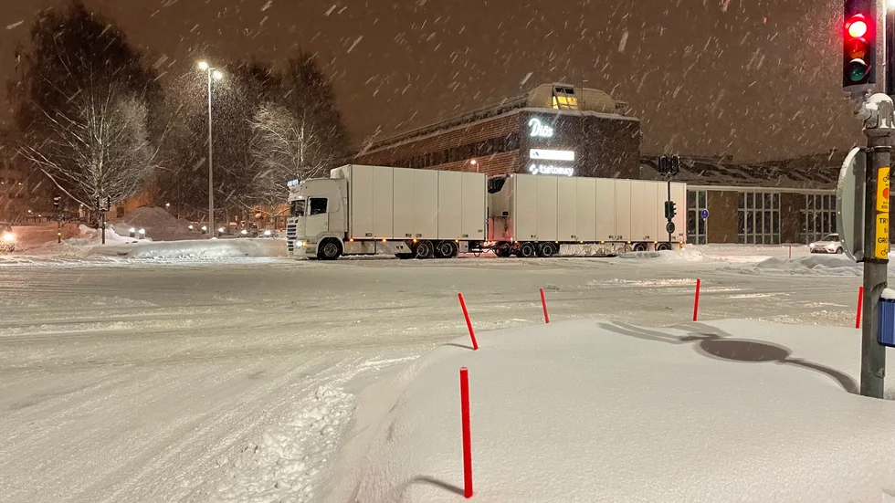 En lastbil har kört fast i centrala Skellefteå.
