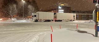 Lastbil körde fast i centrala stan 