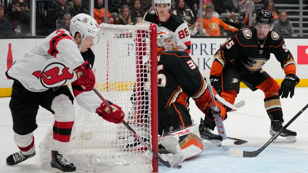 New Jerseys Jesper Bratt smyger in pucken bakvägen i matchen mot Anaheim.