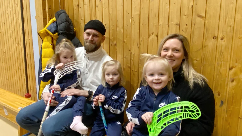 Erik Henriksson och Frida Johansson är på plats i Boxholms sporthall tillsammans med döttrarna Majken, Lykke och Tilde. Tjejerna hejar inte på ett lag utan bara på boxholmsspelaren Aron Hall. 