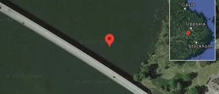 Fordon stillastående på E18 - helt stopp i ett körfält