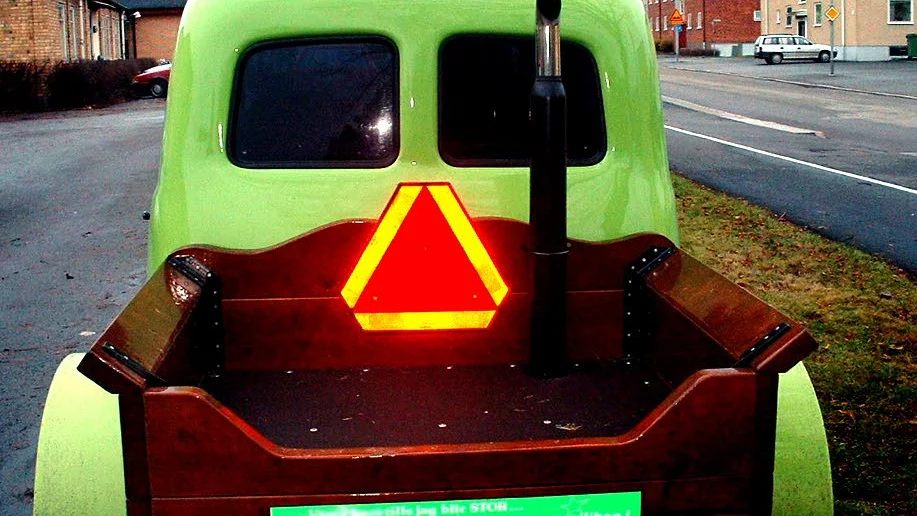 A-traktor. En spärr gör att den går endast 33 km/h men på grund av det höga varvtalet blir det stora avgasutsläpp.