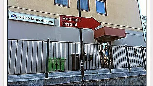 En röd skylt med texten Red light district skapar spekulationer på Facebook.