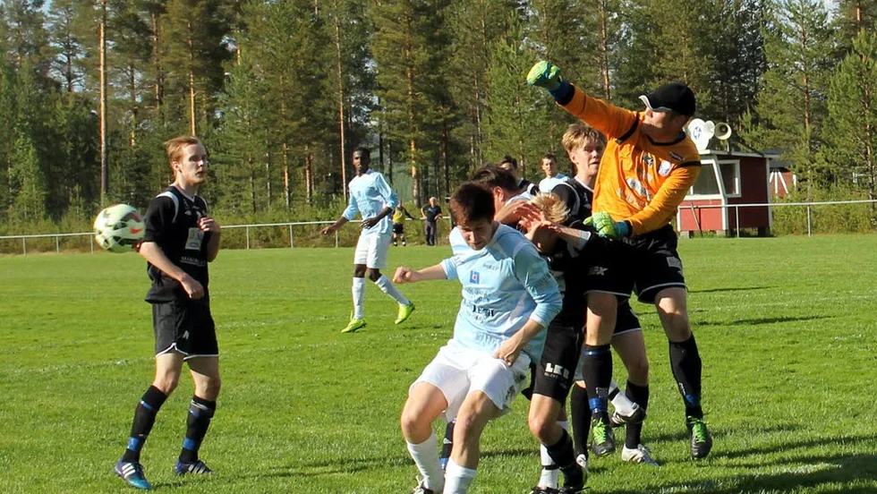HIT MEN INTE LÄNGRE. Alviks säkre målvakt Anders Eriksson höll nollan för tredje matchen 	i rad när Harads besegrades med 2–0.