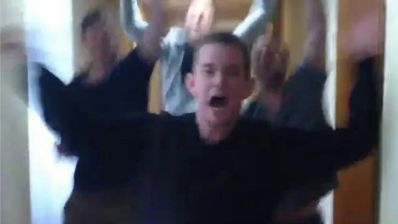 Sång- och dansman. Se Malmbergssonen tillika fotbollsnestorn släppa loss ordentligt.