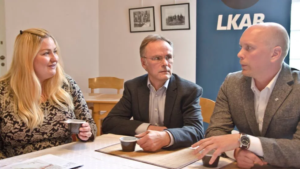 Villaägarnas dag. Frida Hannerfors, kommunikationsansvarig Avalon Minerals, Lars Stålnacke, ordförande Villaägarna i Kiruna, och Linus Niva, fastighets­förhandlare samhällsomvandling LKAB.?Foto: Ulrika Huhtaniska