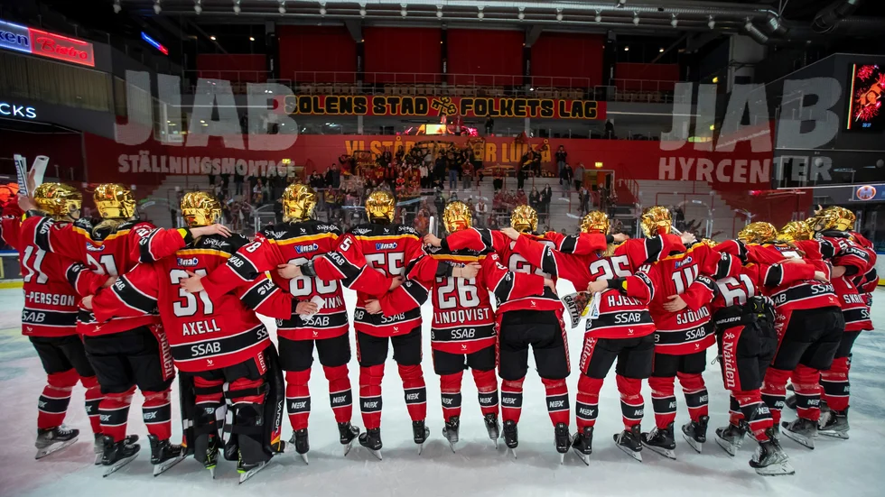 Luleås mästarlag firar fram H-läktaren.