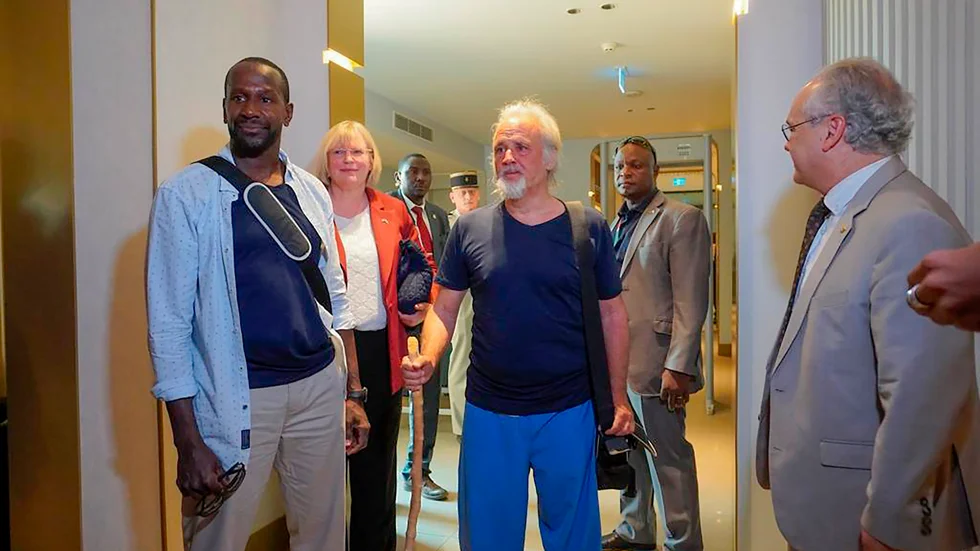 Olivier Dubois, till vänster, och Jeffery Woodke i mitten, vid flygplatsen i Niamey.