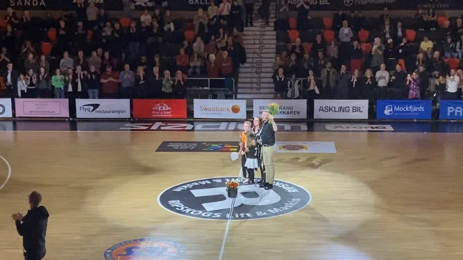 Mikael Lindquist hyllas i Stadium Arena