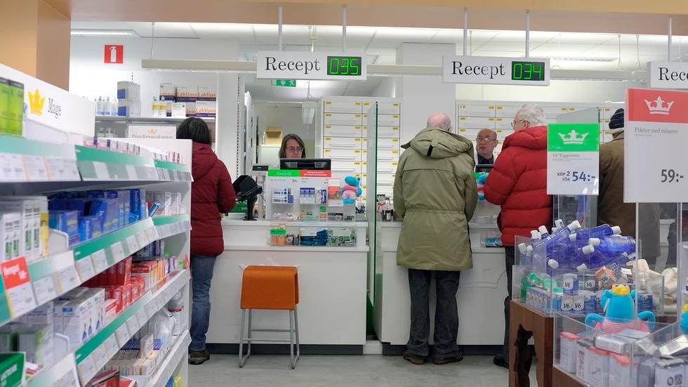 Att få den receptbelagda medicin man behöver över disk på apoteken är inte alltid lika enkelt som att hitta utbud av smink och hårvård, menar insändarskribenten.
