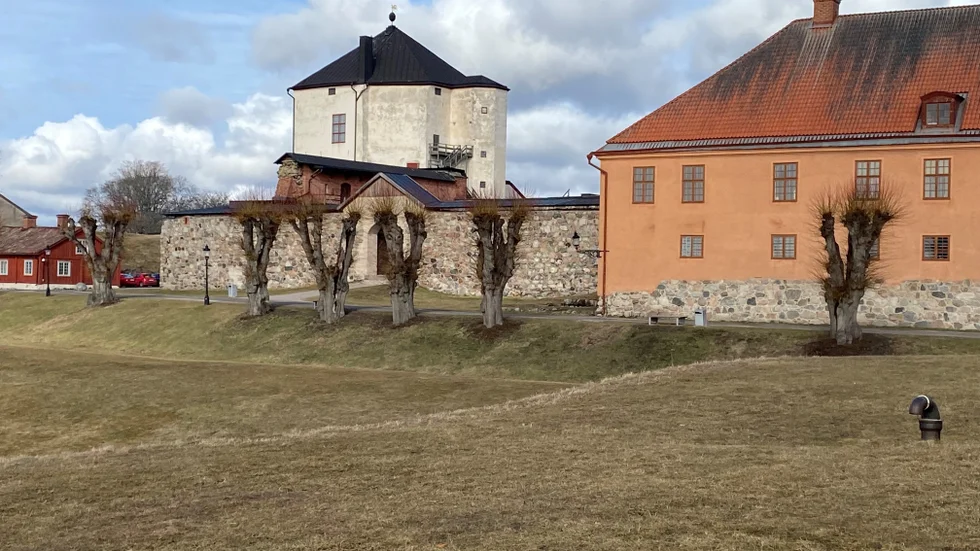 Nyköpings kommun hyr delar av Nyköpingshus, men nu har man sagt upp hyresavtalet. 