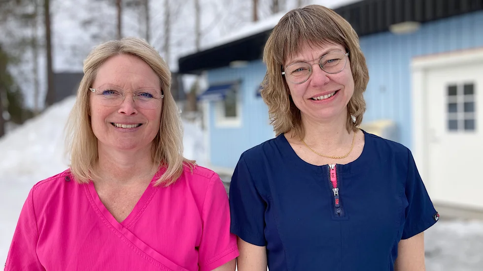 Två fotvårdsfirmor under samma tak, "Bettans fotvård" som drivs av Elisabeth Sandin och "Sofies fotvård" som drivs av Sofie Mäkälä, till höger.
