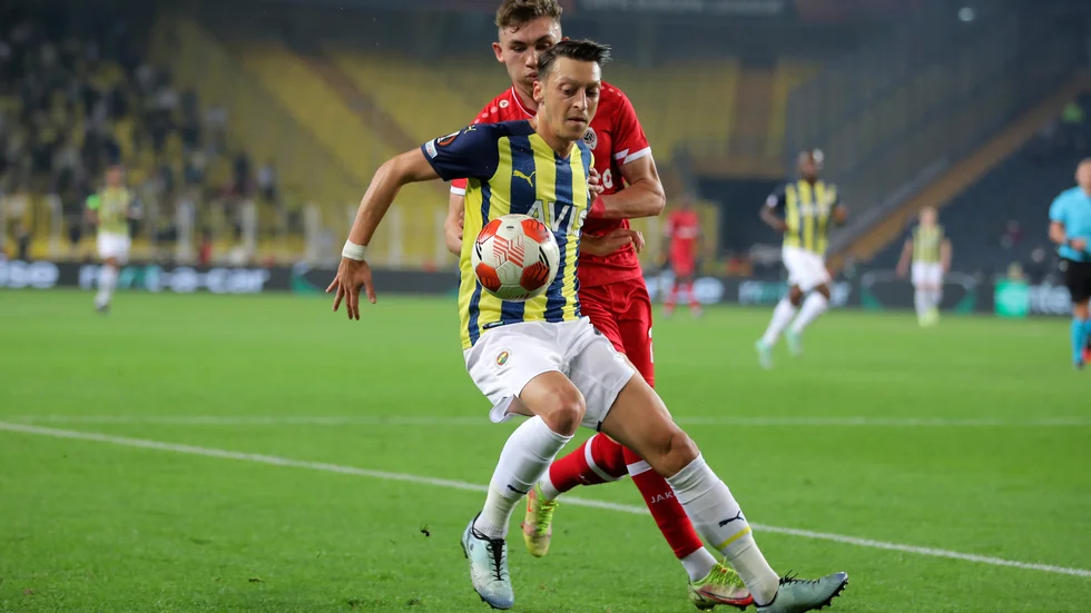 Mesut Özil i Fenerbahces tröja. Arkivbild.