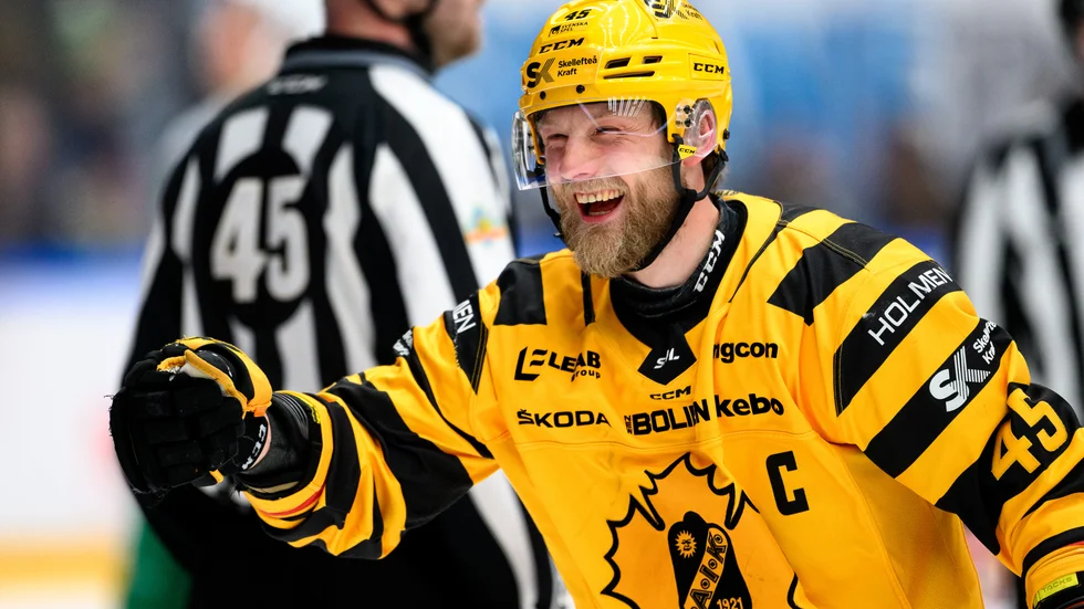 Oscar Möller stod för två av målen när Skellefteå AIK vann med 5–1 mot Rögle och gick vidare till semifinal.