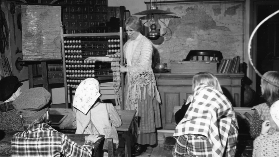 Gammaldags skoldag är sedan många decennier ett uppskattat inslag i det femtioårsjubilerande skolmuseet. Barnen bär då gammeldags kläder och följer gångna tiders ordningsregler.