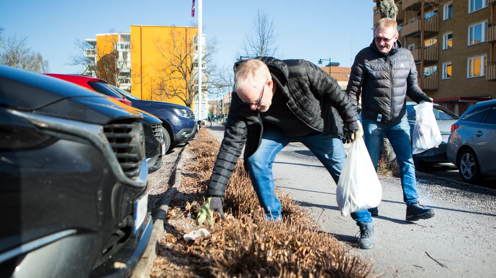 Björn Wahlund (L) och Joha Frondelius (KD) plockade skräp på torsdagen samtidigt som de presenterade en motion på området. 