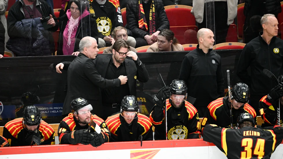 Brynäs assisterande tränare Anders “Masken” Carlsson, huvudtränare Ove Molin och Brynässpelarna deppar efter torsdagens uttåg ur SHL efter förlust i nedflyttningskvalet mot Malmö.
