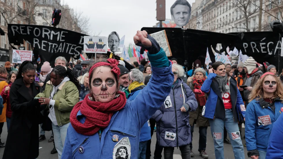 Protesterna i Frankrike mot att höja pensionsåldern från 62 till 64 år visar vad det handlar om, menar insändarskribenten. "Det handlar om en dragkamp om vem som ska skörda frukterna av vårt arbete. Och de senaste årtiondena har den ekonomiska eliten skrattat hela vägen till banken."