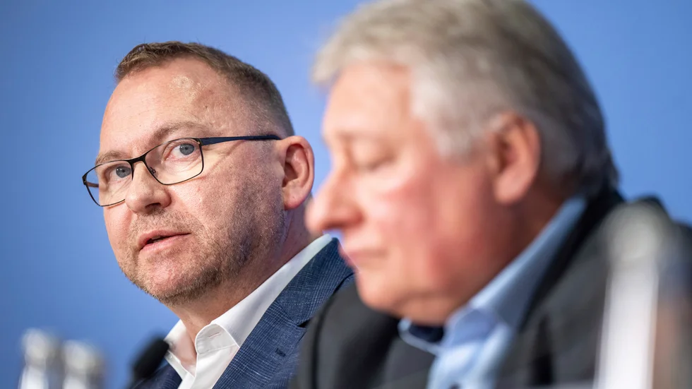 Frank Werneke, Verdi, och Martin Burkert, EVG, varslar om strejk bland sina medlemmar i den tyska transportsektorn.