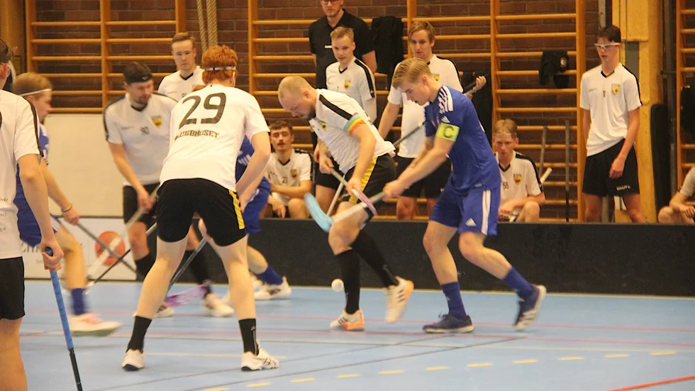 Saga i vitt var numret för stort mot Örsundsbro IF, med lagkaptenen Pontus Lund i blått, och vann med 5-2. Saga skaffade sig också fördel inför lördagens seriefinal mot EIBK i Enköping. Saga kan kryssa och bli seriesegrare. EIBK måste vinna.
