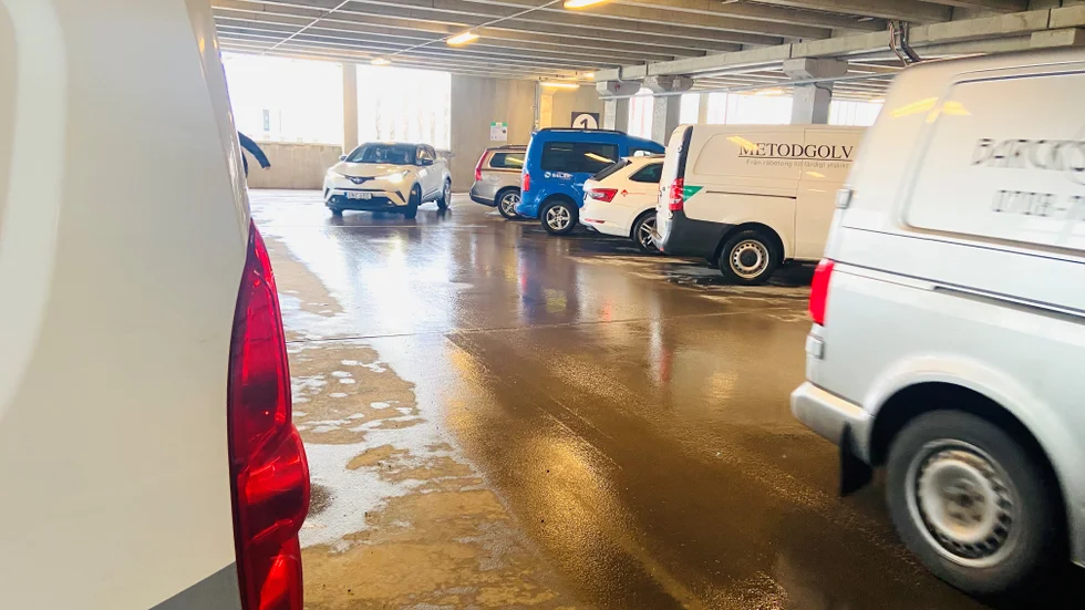 Byggarbetare parkerar i parkeringshuset vid sjukhuset. Besökare och anställda tvingas leta andra platser.